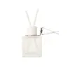 Botella cuadrada de perfume blanco mate con difusor, con flores secas y varillas difusoras, para uso como fragancia para el hogar, adecuada para dormitorios