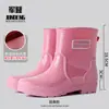 Botas de lluvia de media caña estilo coreano de moda para mujer, botas de lluvia transfronterizas impermeables, antideslizantes, resistentes al desgaste, para lavado de autos, trabajo, pesca, para días lluviosos