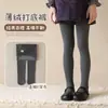 Medias de invierno para niñas con forro polar, engrosadas, con rayas verticales, cálidas y versátiles, adecuadas para usar como prenda exterior o como leggings.