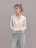 Top de punto blanco estilo francés con cuello en V cruzado, un suéter ligero y lujoso para mujer, perfecto como capa interior para otoño e invierno, que irradia un ambiente elegante y sofisticado