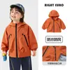 Jaqueta Impermeável Europeia para Meninos Outono 2026 Novo Estilo Primavera e Outono Roupa Infantil Roupa de Cima para Bebê para Uso Externo Tendência