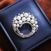 Venta al por mayor, broche de perlas nuevo de estilo coreano para mujer, broche de flores con incrustaciones de diamantes de alta gama, broche para ropa, broche para cuello, hebilla para bufanda de doble uso