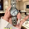 Nuevo modelo de reloj de moda con incrustaciones de diamantes, movimiento de cuarzo, calendario, esfera de corazón y luna, correa de acero inoxidable, reloj de mujer dorado al por mayor