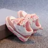 Tênis Baixo Infantil 2026 Nova Coleção Primavera e Outono Sapatos para Meninos Tênis Esportivos para Meninas Tênis Casuais com Solado Macio Sapatos Individuais