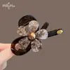 Pinza para el cabello de clip de tiburón vintage de color marrón oscuro en forma de corazón con halo y flor de cinco pétalos de perla para mujer, accesorio para el cabello para peinado de updo para ir al trabajo Maillard