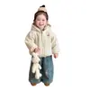 Jaqueta Infantil de Veludo com Capuz 2025 Inverno Novo Estilo Estilo Bebê Acolchoada Espessada Algodão Outerwear Meninas Quente Algodão Outerwear