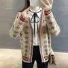 Suéter Curto Justo Jaqueta Feminina 2026 Outono e Inverno Novo Estilo Coreano Jacquard Moda Versátil Cardigã de Tricô