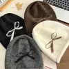 Touca de tricô feminina com laço, novo estilo outono/inverno 2026, para circunferência de cabeça grande, quente e protege as orelhas, adequada para uso pós-parto