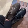 Mocassins de couro com salto grosso para mulheres, detalhes brogue, sem cadarço, sapatilhas forradas com fleece, estilo britânico, sapatos pequenos de couro com sola grossa
