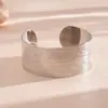 Pulsera Abierta con Estampado de Mariposas Transfronteriza Europea y Americana con Acabado Metálico, Pulsera de Muñeca Moderna y Única con Diseño de Nicho