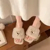 Chinelos peludos da moda para mulheres, novo estilo de inverno 2026, sandálias rasteirinhas quadradas retrô, plus size, antiderrapantes, design de uma tira