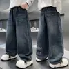Jeans Rectos Desgastados con Estampado de Dibujos Animados para Niños Otoño 2026 Nuevos Pantalones para Niños Primavera/Otoño Pantalones de Pierna Ancha Transfronterizo