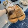 Chinelos Peludos de Dedo Aberto com Flor Cruzada e Solado Grosso para Mulheres 2025 Outono e Inverno Novos Sandálias de Uma Tira Retro da Moda para Usar Fora
