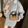Bolso cuadrado pequeño con patrón de rombos nuevo, estilo francés, moderno y elegante, con asa de cadena, adecuado para el trabajo, para ir y venir del trabajo, y se puede llevar como bolso de hombro o bolso cruzado
