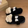 Pantufas confortáveis para casa, perfeitas para dias preguiçosos, com um fofo design de urso e laço, solas grossas e forro de algodão macio - a nova coleção de inverno 2026
