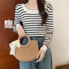 Camisa de Tricô Listrada Doce e Picante Slim Fit Feminina Redutora de Idade Manga Longa Fina Estilo Ocidental Cintura Alta Suéter Interno para Outono e Inverno 2023