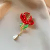 Broche Vintage de Esmalte Rojo Magnolia con un Diseño de Borlas de Gota de Agua de Perla, Accesorio Floral de Alta Gama para Qipao Estilo Chino