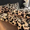 Manta con Estampado de Leopardo Maillard de Piel de Conejo Juego de Cuatro Piezas Invierno Engrosado Cálido Sábana Bajera y Funda de Edredón de Terciopelo de Leche Ropa de Cama
