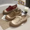 Outono 2026 Novos Sapatos Brancos com Solado Grosso Femininos Versáteis Casuais Sapatos de Lona Moda Retrô Sapatos para Dedão Grande Sapatos de Lona Respiráveis
