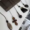 Otoño e Invierno Marrón Maillard Collar Desgastado con Borla Diseño Largo de Nicho Cadena para Suéter Accesorios Simples y Versátiles