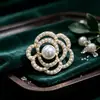 Broche de Anillo Perlado Multicapa Retro Forma de Flor Hueca Dorada Pin Decoración para Traje Abrigo Vestido Corsage de Lujo Ligero