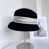 Chapéu de Pescador com Fita de Seda e Linho de Boutique Francesa Chapéu de Feltro de Lã Australiana para Outono e Inverno Feminino Chapéu Britânico Retro com Pérolas