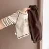 Roupas de bebê estilo casual fofo para primavera e outono, conjunto de manga longa com estampa de desenho animado para meninos e meninas, conjunto de duas peças para sair