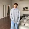 Colección de otoño para hombre: una sudadera de cuello alto a rayas elegante y discreta con un diseño de dos piezas, que presenta un color liso y un ajuste holgado y versátil