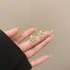 Hebilla de Oreja de Flor de Lujo Nicho para Mujer, Temperamento Único, Sentido de Gama Alta, Pendientes Pequeños, Clavos para Orejas, Pendientes de Moda Nuevos 2024