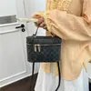 2026 Nova Bolsa Caixa Bordado Acolchoado Diamante Fio Moda Retrô Bolsa de Ombro Único Transversal Bolsa de Maquiagem Luxo Leve Versátil Bolsa Feminina Tendência