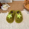 Novas pantufas fofas de outono e inverno estilo japonês para meninas, com sola grossa, design antiderrapante e estilo aberto na frente, perfeitas para usar em ambientes internos e em casa durante o inverno.