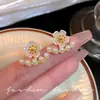Brincos de flor de pérola pequenos e frescos para usar de várias formas, brincos femininos pequenos e perfumados para meninas doces, brincos super fada com temperamento, brincos de agulha de prata, da moda