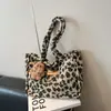 Bolsa de Pelúcia Estampa de Leopardo Feminina Grande Capacidade Nova Outono e Inverno 2025 Roupa de Trabalho Versátil Aula Bolsa Tote de Ombro Peluda