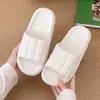 En Stock Entrega Rápida Al Por Mayor 2025 Transfronterizo Versátiles Pantuflas Comercio Exterior Tiktok Hogar Suela Gruesa Suela Suave Tendencia de Pareja