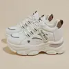 Sola grossa, que aumenta a altura, com cadarço, cabedal em couro, tênis estilo "dad shoes", nova coleção outono 2026, tênis femininos color block, casuais e confortáveis, tênis com sola macia