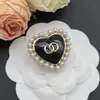 25 Nuevos Modelos de Invierno de Broches de Corazón de Resina Estilo Chanel en Negro, Blanco y Rosa con Perlas y Doble C, Broches Cálidos a Juego de Alta Calidad