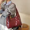 Bolsa de Ombro Retro Brilhante com Tachas Transfronteiriça, Bolsa de Motocicleta Moda Europeia e Americana, Bolsa Tote Versátil Simples de Grande Capacidade