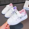 Nuevas zapatillas de primavera y otoño 2026 para niñas, con parte superior de piel, diseño de conejo de dibujos animados, color blanco, cierre de velcro y suelas gruesas, perfectas para actividades deportivas infantiles.