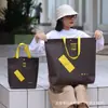 Bolsa de Tote de TNT con Forma de Media Luna Color Café Bolsa de Tote para Tienda de Ropa Impresión Personalizada Publicidad Comercial Bolsa de Regalo Ecológica