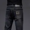 Jeans skinny ajustados de alta gama para hombre en negro y gris de Hong Kong, estilo delgado de verano 2026 con estampado en el bolsillo