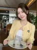 Cárdigan de punto trenzado con bordado de corazón amarillo ganso claro para mujer, otoño e invierno, tacto relajado, temperamento versátil, chaqueta de punto