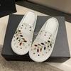 Sandálias Rasteirinhas de Malha Baotou Femininas de Verão Outerwear Atacado Nova Cor Bordado com Diamante Sem Salto Preguiçosas Meio Chinelo Sapatos Pescador
