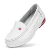 Nuevos zapatos de enfermera para mujer, verano, suela blanda, transpirables, pies sin olor, suela gruesa, aumento de altura, planos, primavera y otoño, antideslizantes, blancos, zapatos médicos