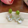 Aretes colgantes de flor de resina con aguja de plata, aretes de moda frescos y dulces de verano, lujo ligero con un toque de alta gama, accesorios para orejas versátiles