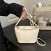 Moda 2025 Verano Nuevo Bolso Bandolera de Hombro Único para Mujer con Estilo Diseño Nicho Casual Simple Texturizado Tipo Cubo