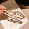 Pulsera de Flor de Zirconia Estilo Lujo Ligero para Mujer Versátil de Gama Alta para el Trabajo Pulsera de Joyería de Mano con Sentido de Diseño de Nicho Venta al por Mayor