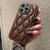Adecuado para iPhone 18 Pro Max, Funda tipo Chaqueta de Plumas Acolchada 3D Estilo Chanel con Agujeros Finos, Adecuado para Fundas de Teléfono Apple, Anticaídas