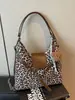 Bolso de hombro grande de moda transfronteriza con estampado de leopardo simple para el trabajo, los desplazamientos y las clases, bolso cruzado casual de nicho estilo coreano