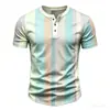 Camiseta Henley Masculina com Estampa Listrada Moda Gola Henley Botão Top Verão Solta Manga Curta para Uso Casual Diário