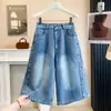 Foto real de shorts de mezclilla vintage azules talla extra para mujer, verano 2026, shorts holgados de pierna ancha de longitud media de cintura alta con retazos
